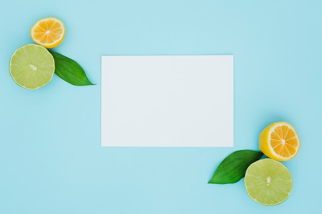 Foto gratuita vista superior limones con papel