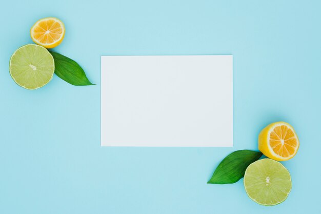 Vista superior limones con papel