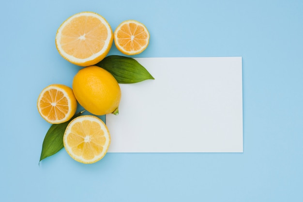 Vista superior limones con papel
