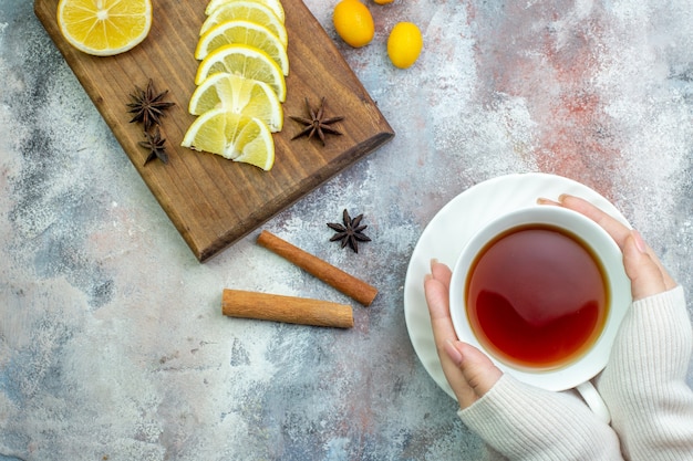 Vista superior limones recién cortados palitos de canela anís estrellado en una tabla de cortar