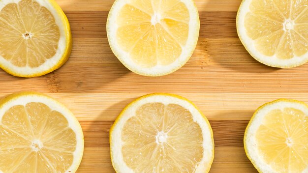 Vista superior de limones sobre tabla de madera
