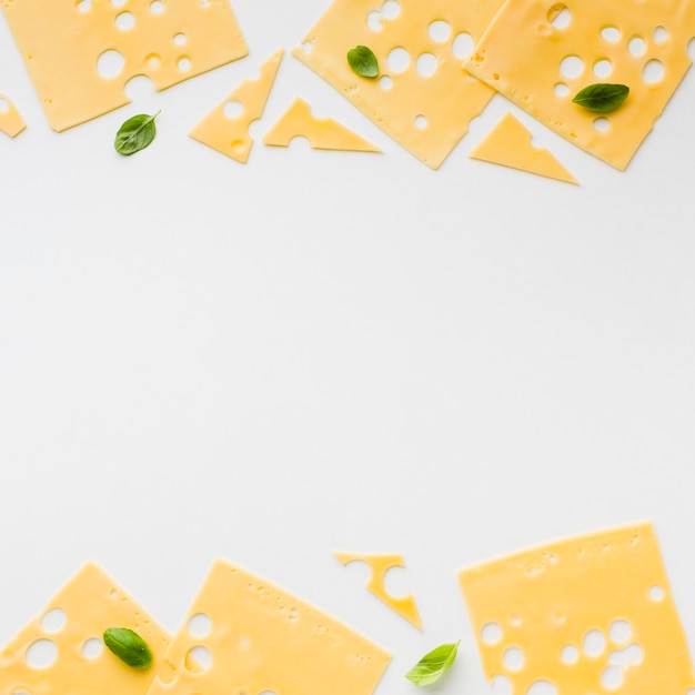 Vista superior de lonchas de queso emmental con espacios de copia