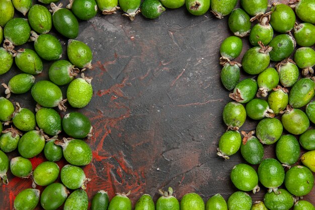 Vista superior del lugar libre entre feijoas verdes naturales frescas