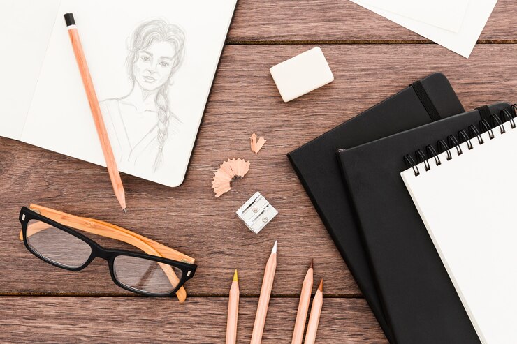 Foto gratuito vista superior del lugar de trabajo creativo con dibujo