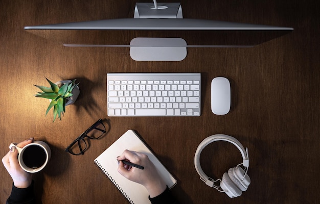 Foto gratuita vista superior del lugar de trabajo por la noche, estudio y trabajo hasta altas horas de la noche.