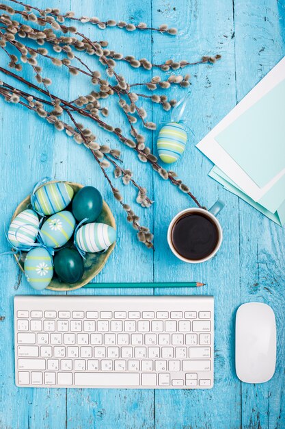 Vista superior del lugar de trabajo en tiempo de Pascua