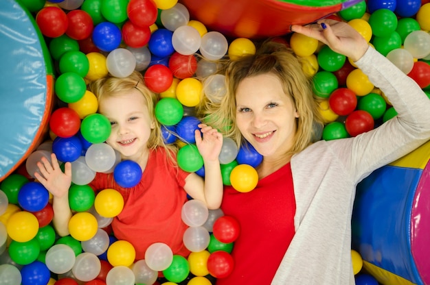 Foto gratuita vista superior de madre e hija