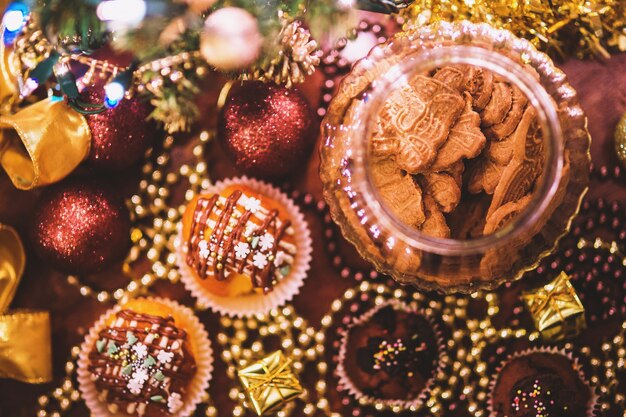 Vista superior de magdalenas y galletas para navidad