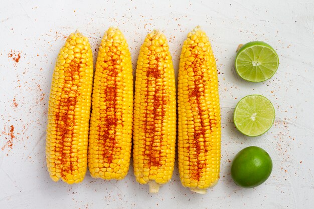 Vista superior de maíz con chile en polvo