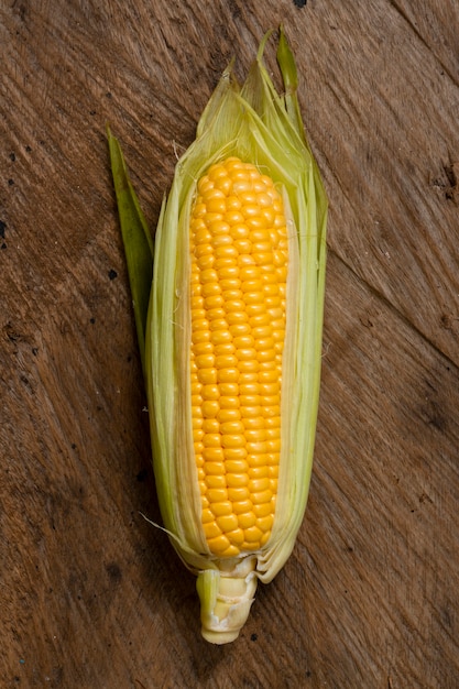 Vista superior de maíz con fondo de madera