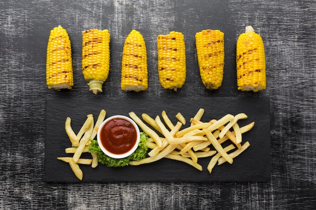 Vista superior de maíz y papas fritas