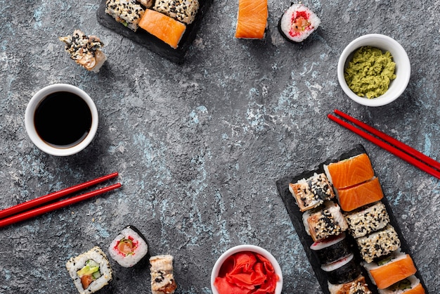 Vista superior maki sushi rolls palillos y marco de salsa de soja