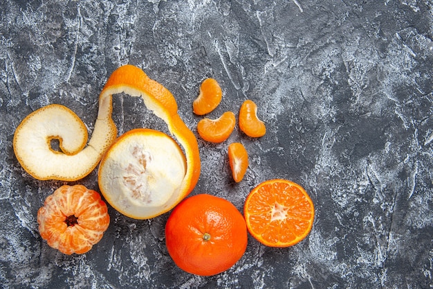 Vista superior mandarinas frescas mandarinas peladas sobre fondo gris con espacio libre