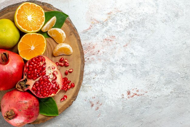 Vista superior de mandarinas y granadas frescas frutas suaves sobre fondo blanco árbol de frutas color salud fresca