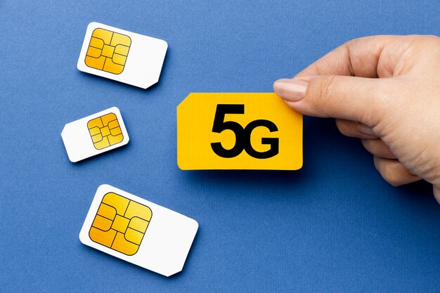 Vista superior de la mano que sostiene la tarjeta sim 5g