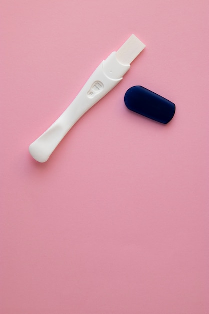 Vista superior mano sosteniendo prueba de embarazo