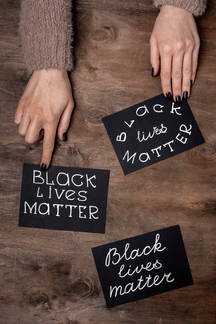 Foto gratuito vista superior de las manos con cartas de asuntos de vidas negras