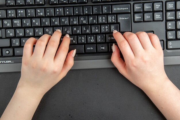 Vista superior de las manos femeninas sobre fondo negro