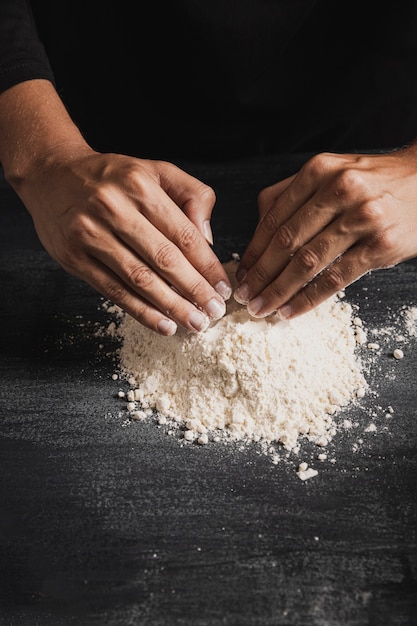 Vista superior manos mezclando harina