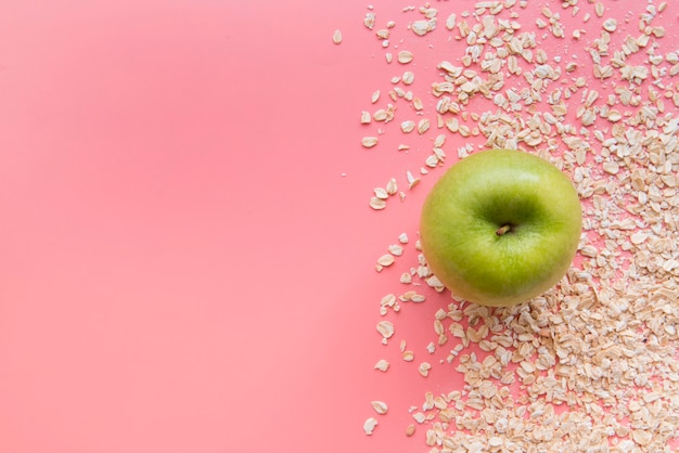 Vista superior de manzana y avena con espacio de copia