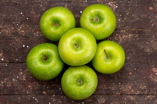 Una vista superior de manzana verde fresca y ácida y suave sobre el fondo oscuro vitamina color de la fruta