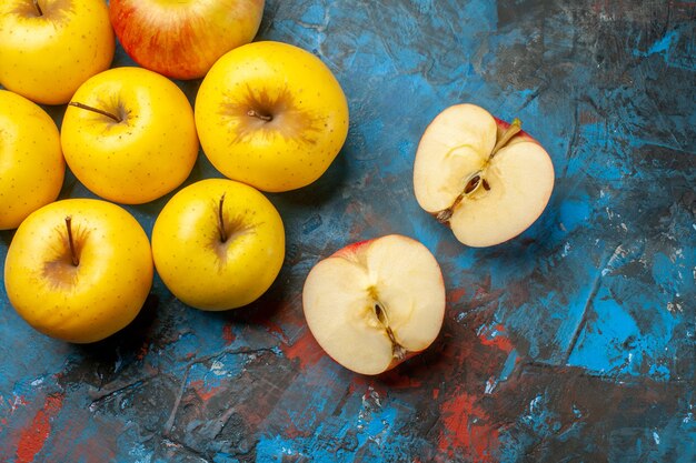 Vista superior manzanas dulces frescas forradas sobre fondo azul.