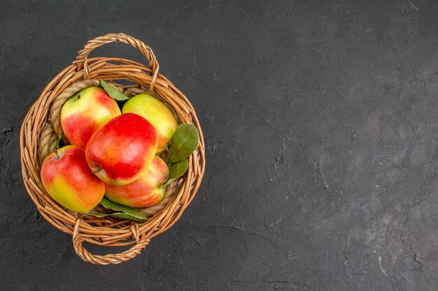 Vista superior de manzanas frescas frutas maduras dentro de la cesta en la mesa gris fruta madura fresca