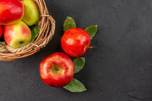 Vista superior manzanas frescas frutas suaves en un árbol de mesa oscura fruta fresca madura suave