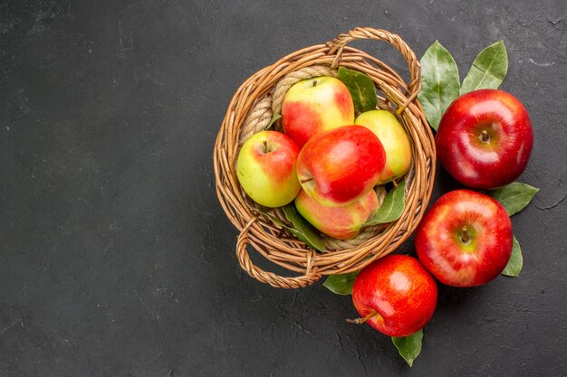 Vista superior manzanas frescas frutas suaves en la mesa gris fruta madura suave fresca