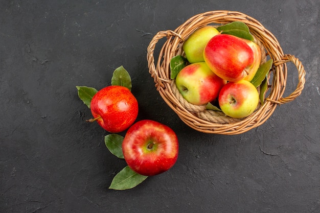 Vista superior manzanas frescas frutas suaves en la mesa oscura fruta fresca madura suave