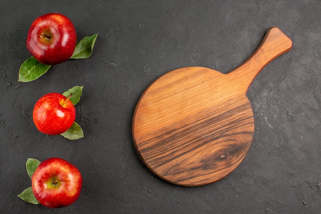 Foto gratuita vista superior manzanas frescas frutas suaves en una mesa oscura fruta madura roja fresca