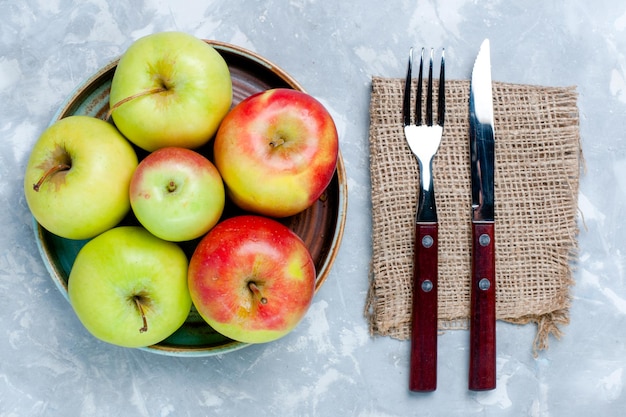 Foto gratuita vista superior de manzanas frescas frutas suaves en la superficie de color blanco claro