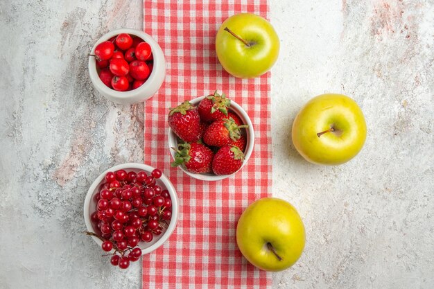 Vista superior de manzanas frescas con frutos rojos en el árbol de color de baya de fruta de mesa blanca