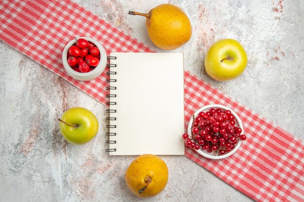 Vista superior de manzanas frescas con frutos rojos y peras en la salud del árbol de la baya de la fruta de la mesa blanca