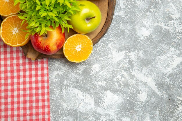 Vista superior de manzanas frescas con naranjas en rodajas sobre fondo blanco manzanas maduras suaves frutas frescas