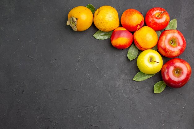 Vista superior de manzanas frescas con otras frutas en una mesa oscura madura fresca suave