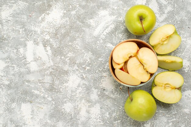 Vista superior de manzanas frescas en rodajas sobre un fondo blanco fruta madura suave