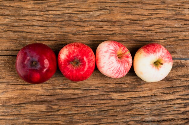 Vista superior de manzanas en la mesa de madera