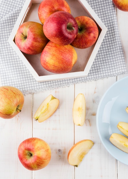 Vista superior de manzanas orgánicas sobre la mesa