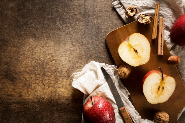 Vista superior de manzanas otoñales con espacio de copia y palitos de canela