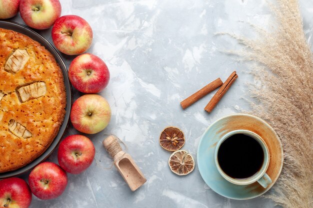 Vista superior de manzanas rojas frescas formando un círculo con tarta de manzana y té sobre el fondo blanco fruta fresca vitamina madura suave