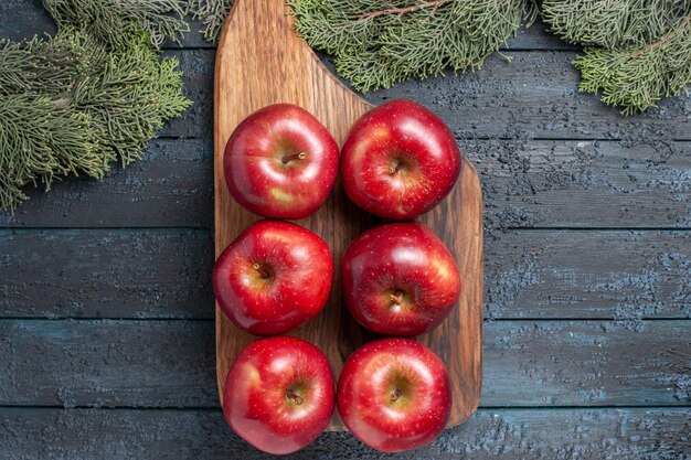 Vista superior de manzanas rojas frescas frutas maduras suaves en el color azul oscuro de la fruta de la planta de escritorio fresca muchas vitaminas rojas