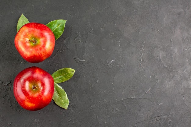 Vista superior manzanas rojas frescas frutas suaves en mesa oscura fruta roja árbol maduro fresco