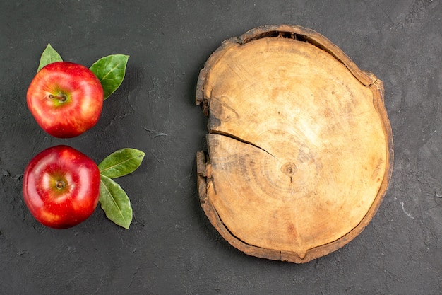 Vista superior de manzanas rojas frescas frutas suaves en una mesa oscura fruta roja fresca madura