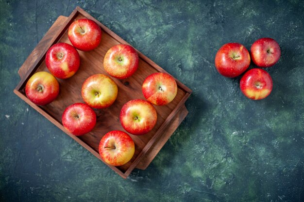Vista superior manzanas rojas frescas sobre fondo azul oscuro color fruta salud árbol pera verano suave madura