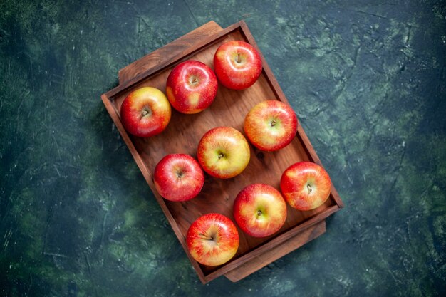 Vista superior manzanas rojas frescas sobre fondo oscuro color fruta salud árbol pera verano suave madura