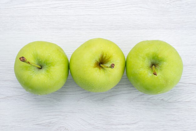 Vista superior de manzanas verdes forradas sobre el fondo blanco jugo de fruta suave