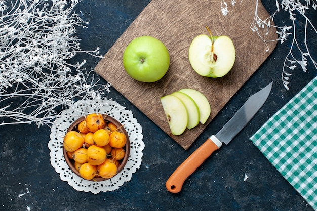 Vista superior de manzanas verdes frescas con cerezas dulces suaves en el escritorio azul oscuro, vitamina alimento suave fresco de frutas