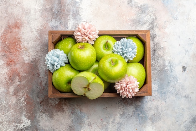 Foto gratuita vista superior de manzanas verdes frescas dentro de la caja