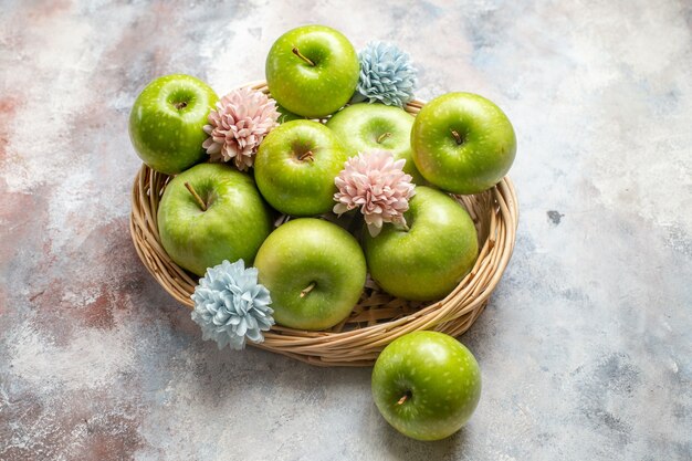 Foto gratuita vista superior de manzanas verdes frescas dentro de la cesta